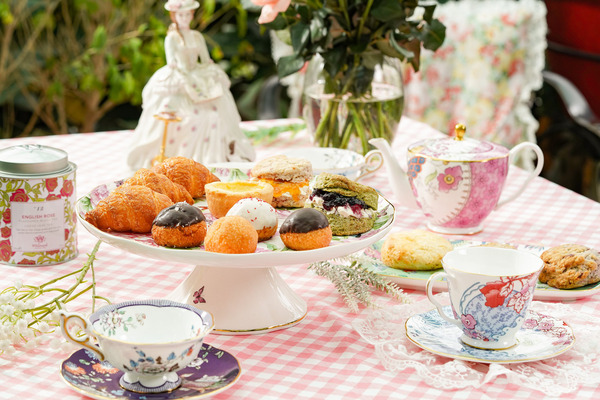 Quý Cô Thanh Lịch Tổ Chức Tiệc Trà Chiều: Hướng Dẫn Chi Tiết Từ A Đến Z