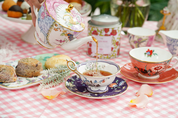 Quý Cô Thanh Lịch Tổ Chức Tiệc Trà Chiều: Hướng Dẫn Chi Tiết Từ A Đến Z