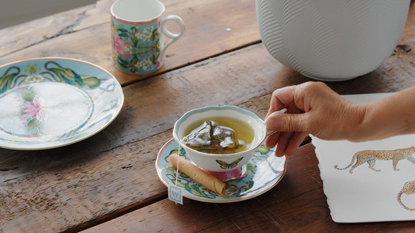 Cầm tách trà bằng ngón cái và ngón trỏ, với các ngón còn lại đỡ lấy tay cầm được coi là quy tắc cầm tách chuẩn mực