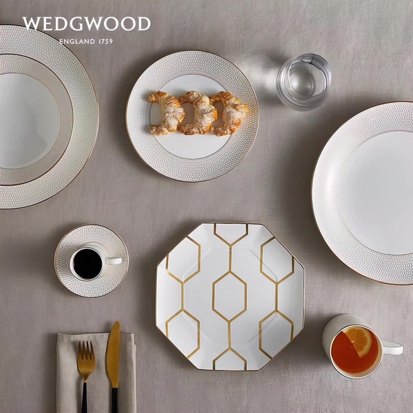 Hoa văn mạ vàng nguyên chất cộng hưởng cùng lớp sứ xương trắng mịn, Wedgwood Arris thu hút mọi ánh nhìn trên bàn tiệc