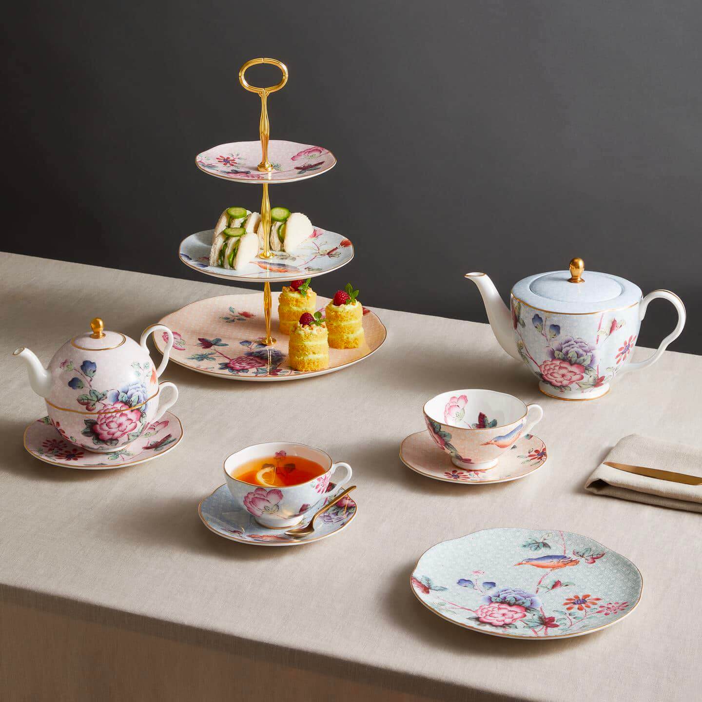 Căn nhà trở nên sang trọng và ấn tượng với BST Wedgwood Cuckoo